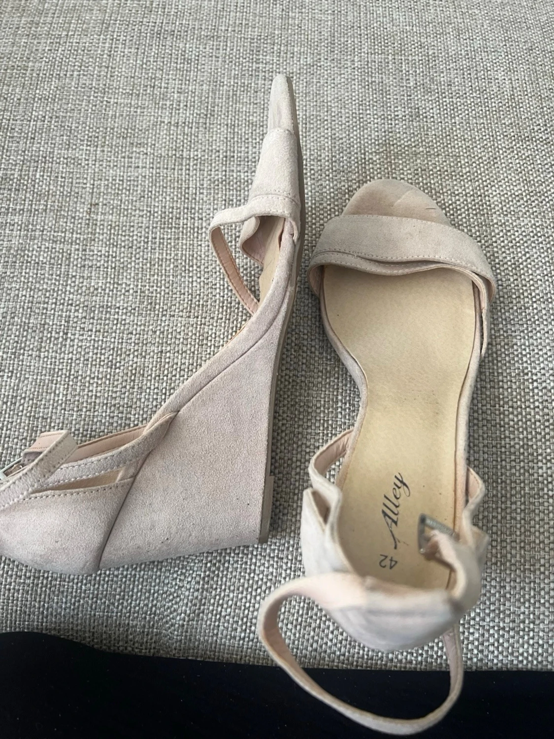Beige pumps med ankelrem från Alley - 2