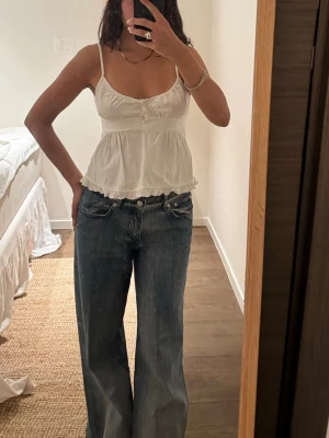 Vit topp - Säljer min super fina vita topp! Så fin med jeans, kjol eller shorts. Jätte bra skick💕