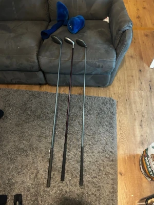 Callaway Big Bertha golfklubbor - Tre golfklubbor från Callaway, modell Big Bertha War Bird. Klubborna har svarta grepp och metallhuvuden, en av dem är märkt med 11° och en 24°. Perfekt för dig som vill utöka din golfutrustning med klassiska drivers.