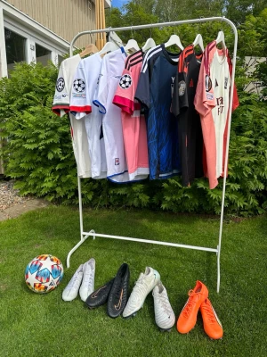 Fotboll - fotbollsskor, fotbollströjor - Säljer av lite goa grejer från min samling. Samtliga fotbollströjor och fotbollsskor är till försäljning. Vid intresse, skicka iväg ett dm. Har fler bilder och info på skick. Lägger ut en separat annons vid överenskommelse. *priset på annonsen är inte för allt, en ny annons läggs ut vid köp* •Doue PSG M - 499kr •Cherki Lyon M -549kr •Drogba M - 499kr •Andrey Santos Chelsea M -399kr •Japan M - 399kr •James Colombia M-449kr •Fotbollsskor - skriv i DM