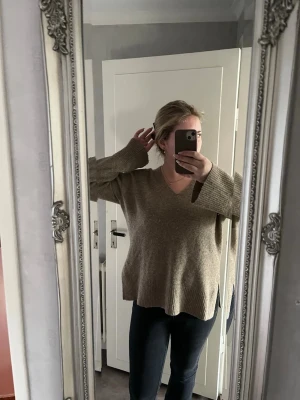 Beige oversized stickad tröja - Mysig beige stickad tröja med v-ringning och vida ärmar, storlek xs men är oversized💞