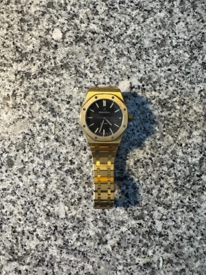 Audemars Piguet Royal Oak - Snygg Audemars Piguet Royal Oak klocka i guld med svart urtavla och klassisk länkarmband. Säljer för jag inte använder den. Alla länkar sitter på klockan.