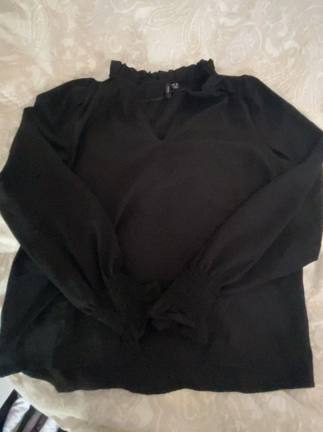 Svart blus med volangkrage Vero Moda