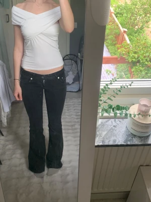 Fin vit topp från Gina tricot  - Super fin design!