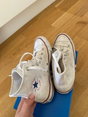 Vita converse - Säljer dessa klassiska Converse i hög modell. Passar till allt, perfekta nu på sommaren. Använda vid ett tillfälle på studenten, därav är dem lite skitiga/dammiga men kan försöka tvätta dem i maskin innan vilket ska gå bra. Annars väldigt bekväma, rekommenderar starkt till t.ex. studenten eller liknande. Nypris ca 800 kr. Kolla gärna in mina andra annonser så samfraktar jag! Skicka gärna prisförslag 🫶🏼