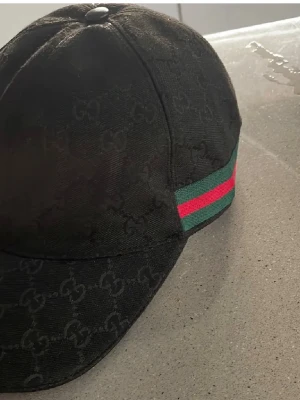 Svart keps  - Säljer nu min keps för billigt då den inte kommer till användning helt okej skick därför denne billig perfekt inför sommaren skriv om du har några funderingar!!!