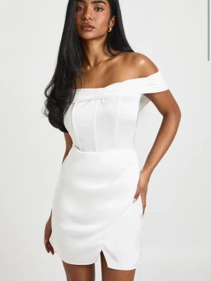 Vit offshoulder kort klänning - student - Snygg vit kort klänning med off shoulder-design, omlott-detalj framtill och figurnära passform. Från Booho. Stilren och modern modell — perfekt till studenten 🤍  Helt oanvänd då den tyvärr var för liten för mig. Nytt skick! 