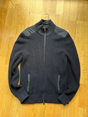 Pal Zileri Zip Cardigan  - Säljer nu min cardigan från italienska märket PAL zileri i 100% ull! Perfekt för kallare sommardagarna! storlek 50 italiensk men är runt M i normal storlek🙏 skriv gärna vid frågor!