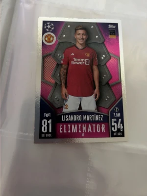 Fotbollssamlarkort Topps 2-pack - Två fotbollssamlarkort från Topps med Lisandro Martínez (Manchester United) och Jan Oblak (Atlético Madrid). Korten har färgstarka designer, klubbmärken och spelarinfo. Perfekt för samlare eller fotbollsintresserade. Material: glansig kartong.