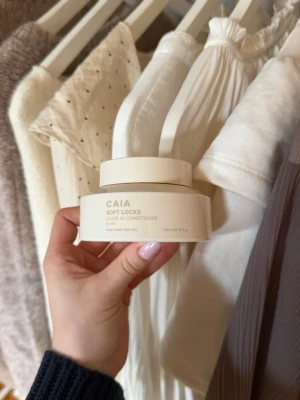 Caia soft locks leave in conditioner - Säljer en helt ny Caia soft locks från deras julkalender. Det är en leave in conditioner som ska ge håret fukt och reparera. Består av 200 ml. Hör gärna av dig vid frågor❤️