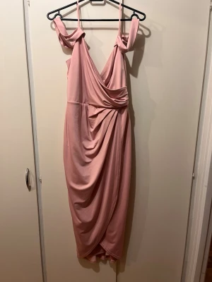 Rosa midi klänning strl 40 Nelly NLY Eve  - Rosa midi klänning strl 40 från Nelly. Mycket fint skick, knappt använd. Material: polyester och elastan. 