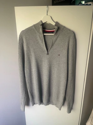 Tommy Hilfiger Halvzip - Snygg Hilfiger tröja. Inga defekter och gött material. Skriv om du har frågor!