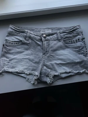 Lågmidjade jeans shorts  - Jätte lågmidjade jeans shorts som inte kommer till användning. Har inte använt dom någon gång 