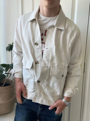 Mango overshirt  - Mango overshirt, lite stor på modellen. Inga defekter! Modellen i bilderna är 180 cm 75 kg och bär Storlek M , Kom med frågor! 🌟 (Kan gå ned i pris vid köp av paket 😉) 