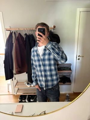 Blåvit rutig skjorta från Ralph Lauren - Snygg blå och vit rutig skjorta från Ralph Lauren! As snygg och perfekt nu till sommaren! Storlek S!! Mycket bra skick!! 