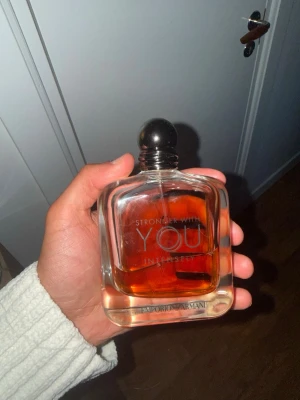 Armani Stronger With You Intensely 150 ml – över 100 ml kvar - Armani Stronger With You Intensely 150 ml – över 100 ml kvar  Säljer min Emporio Armani Stronger With You Intensely 150 ml då den används för sällan. Det är över 100 ml kvar i flaskan, se gärna bilder för exakt nivå.  En populär och intensiv herrparfym med varm och söt doftprofil – perfekt för kvällar, höst och vinter. Doftnoter av bland annat vanilj, amber och kryddiga toner.  * Originalflaska 150 ml * Över 100 ml kvar * Förvarad mörkt och svalt * Skick: mycket bra  Kan skickas eller mötas upp 