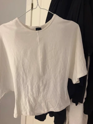 Vit topp - En vit figyrformad topp med lite vidare armar. Aldrig använd. Säljer för 80kr + frakt