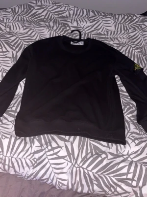 Svart tröja Stone Island - Svart Stone Island tröja som har bra kvalitet och har knappast används för den är för liten. (REP)