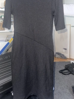 Klänning från river Island  - Svart tight ribbad klänning från river Island med detalj över midjan 