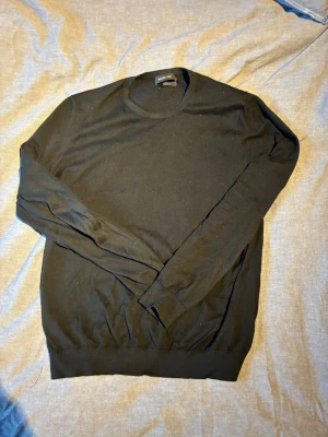 Massimo Dutti tröja - Svart stickad tröja i storlek S i mycket bra skick, jag säljer den för 300kr, det är bara höra av dig vid minsta fundering😁