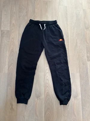 Svarta mjukisbyxor från Ellesse - Svarta Ellesse mjukisbyxor. Storlek 158-164. Bra skick. Perfekta för dagar man fryser lite!