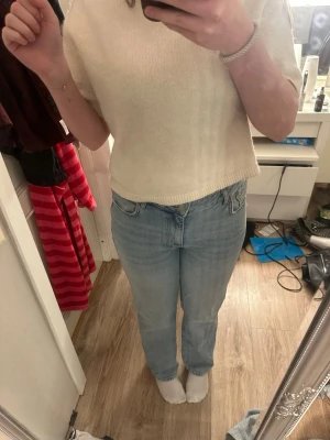 Ljusblå raka jeans med hög midja - Säljer ett par ljusblå jeans med rak passform och hög midja. Jeansen har klassiska fem fickor och är tillverkade i ett mjukt denimtyg. Perfekta för en avslappnad och trendig look (tror dem är från vila)