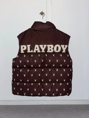 Brun Playboy Väst 🤎 FRI FRAKT - Snygg Playboy väst, knappt använd i väldigt bra skick!🤎Går inte att hitta eller köpa längre, Köpt direkt från Playboys hemsida från kollektionen med missguided. Eventuella skavanker syns på mina bilder, kontakta mig för närbilder. Riktigt snygg och knappt använd, får tyvärr aldrig användning för den!🥹💕🤎 Pris går jättebra att diskutera, det är bara att skriva till mig!!