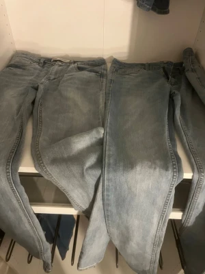 Levi's ljusblå skinny jeans - Säljer ett par klassiska ljusblå skinny jeans från Levi's. Jeansen har fem fickor, normal midja och dragkedja med knapp. Perfekta för dig som gillar en avslappnad men ändå stilren look.