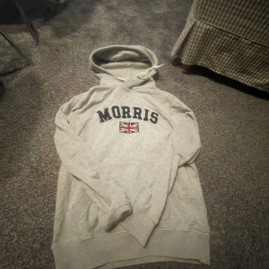 Morris hoodie  - Hej! Säljer en Morris hoddie i storlek S. Köpte för 1500 säljer för 500