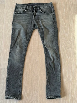 Grå skinny jeans från Dondup  - Snygga grå skinny jeans med lätt slitna detaljer och klassisk femficksdesign. Jeansen har smal passform och normal midja, perfekta till en avslappnad streetstil. Materialet är stretchigt denim för extra komfort.