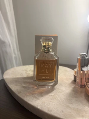 Parfym  - Säljer den populära Kayali 28 parfymen i superbra skick. 🤎 Har inte ännu haft den så länge (därav är den fortfarande ganska ljus) se återstående mängd på bild 2! Nypris 1130kr