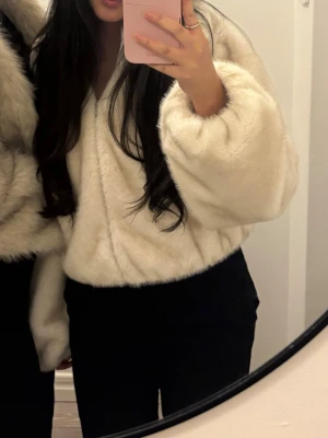 Pälsjacka  - Använt fåtal gånger så väldigt bra skick helt slutsåld på hemsidan!💓