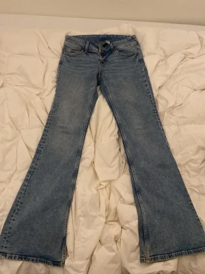 Blå bootcut jeans med broderi - The jean from h&m, slightly worn at the end. 