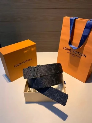 Louis Vuitton svart bälte med LV-spänne - Helt ny, original box och påse följer. Helt svart, storlek 105. Säljer pågrund av fel storlek