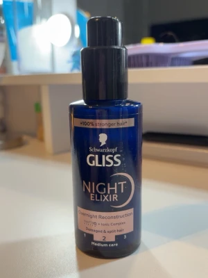 Schwarzkopf Gliss Night Elixir - Nästan helt full.Gliss Night Elixir från Schwarzkopf är ett nattserum för håret som hjälper till att återuppbygga och stärka skadat och kluvet hår. Kommer i en mörkblå plastflaska med pump och innehåller HAPTIQ + Ionic Complex för medelvård.