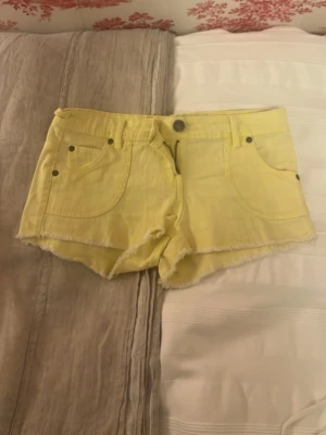 Fina jeansshorts! - Fina gula jeansshorts! Bra skick 💛💛Se sista lappen för storlek, skulle säga att storleken är 34/36. Märket är demin co