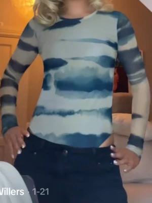 Body Zara  - Trendig body från Zara med lång ärm och rund halsringning 🙌🏼 Mönstret är tie-dye i grönt och beige passar perfekt till ett par jeans eller kjol 💗bodyn är ny med prislapp på 🥰