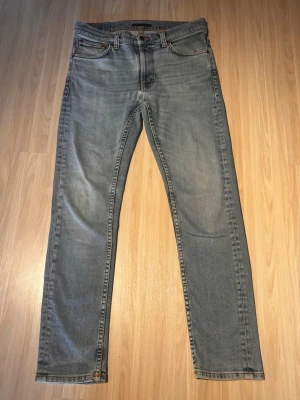 Ljusblå jeans från Nudie Jeans - Hej där! Säljer dessa snygga ljusblå jeans ifrån Nudie i modellen lean dean. Storlek W30 L30. !Skada vid skrevet!Nypris 1800kr. Mittpris: 299kr