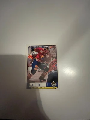 Hockeykort Djurgårdens IF - Nichlas Falk  - Pris går att diskuteras. Säljer ett hockeykort från Upper Deck med Djurgårdens IF-motiv. Kortet har färgglada tryck med spelare i röd och blå matchtröja samt statistik på baksidan. Perfekt för samlare av sportmemorabilia eller hockeyfans.