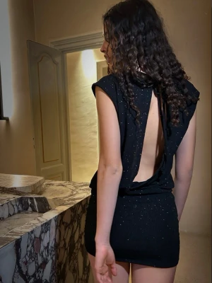 Glittrig klänning - Helt ny och oanvänd glittrig klänning från Subdued med öppen rygg