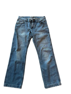 Blå raka jeans från Lee - Klassiska blå jeans från Lee med rak passform och fem fickor. Storlek 30/30 fint skick, hör av dig ➡️💬✅⭐️