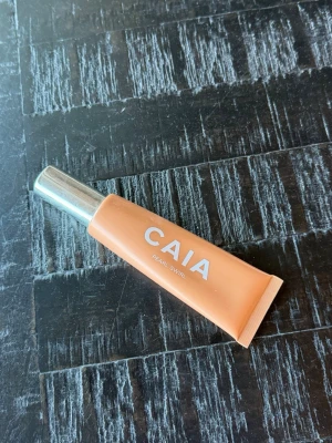 CAIA Pearl Swirl highlighter - Säljer en CAIA liquid highlighter i nyansen Pearl Swirl . Provet max 2 gånger men kommer inte till användning   Nypris: 345 Mitt pris: 200