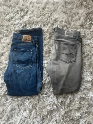 Replay jeans - Snygga grå jeans från Replay med raka ben och klassisk femficksmodell. Jeansen har en diskret tvättad look och detaljerade sömmar på bakfickorna. Tillverkade i mjukt denimtyg som ger en skön passform och modern stil. Säljer båda jeansen för 600kr annars kostar de 350kr/st