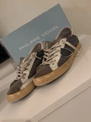 Philippe model  - Ett par blå vita Philippe model med ett sådär skick, men fortfarande snygga och passar bra för sommarn. Box ingår, priset är inte hugget i sten 