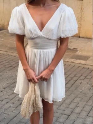 Vit kort klänning med puffärmar - Superfin studentklänning från Gina använd 1 gång och i mycket bra skick💕nypris 699kr 