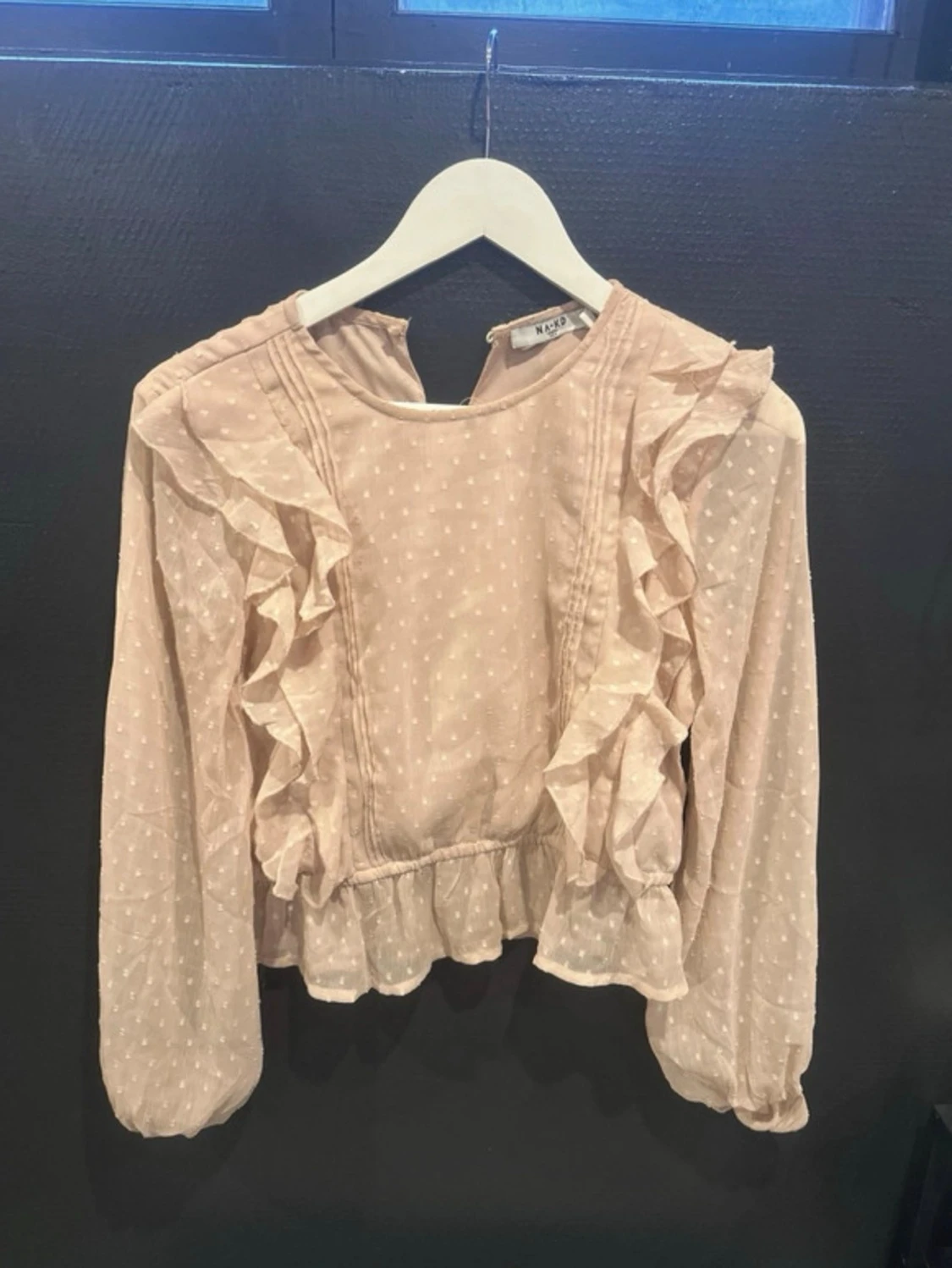 Ljusrosa volangblus med prickar från NA-KD