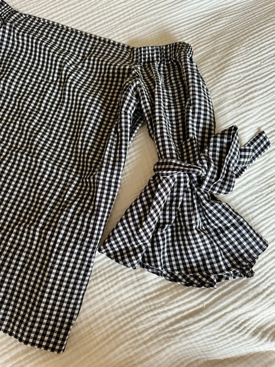 Offshoulder blus med svartvitt rutmönster