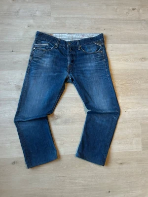 Blåa Vintage Replay Waitom Jeans W36 L32 - Fina Replay Jeans i blå färg. Jeansen är i mycket bra skick och sparsamt använda. |  Äkta som allt annat jag säljer! ✅ |  Storlek: W36 L32 | Skick: Mycket Bra Skick | Färg: Blå | Märke: Replay | Modell: Jeans |  Hör gärna av dig vid frågor så svarar jag så fort jag kan! 😁|   (Sku - 20)