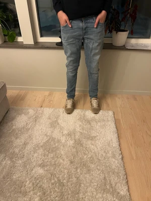 Blå nudie jeans  - Tjenaret! Säljer nu ett par riktigt schyssta nudie jeans k storlek 29/30. sitter bra på killen på bilden som är va 170! Mycket bra skick inga defekter! Hör av dig vid minsta fundering MVH premium fashion🤩