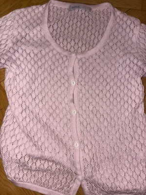 Ljusrosa kofta  - Söt ljusrosa långärmad kofta☺️🩷Även perfekt för lager på lager💗Passar Xs-M